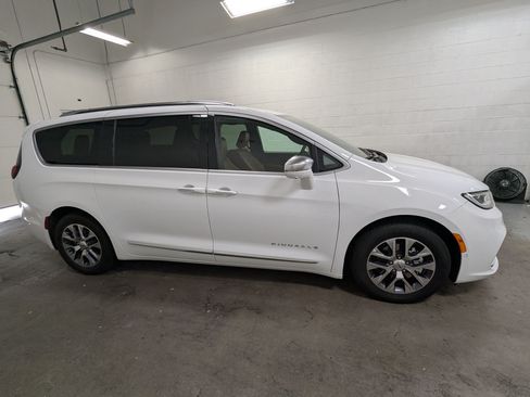 Used 2024 Chrysler Pacifica Pinnacle FWD image 3
