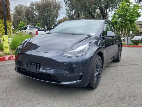 Used 2024 Tesla Model Y Long Range AWD/4WD image 3