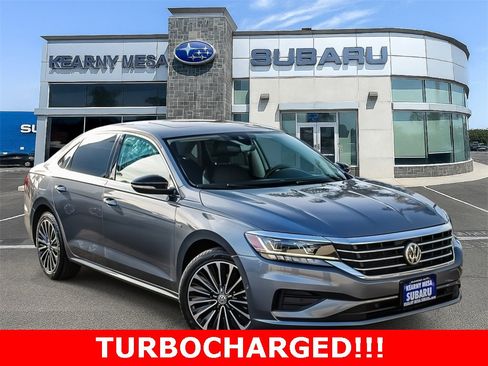 Used 2022 Volkswagen Passat 2.0T image 1