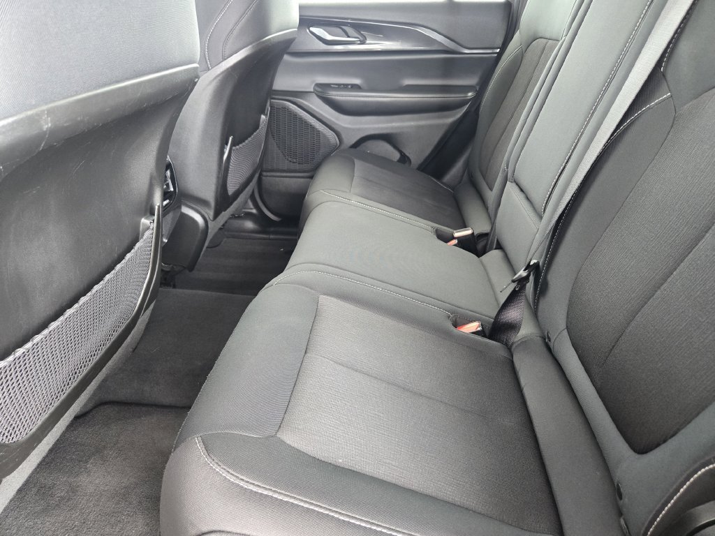Used 2023 Jeep Grand Cherokee Laredo w/ Luxury Tech Group I AWD/4WD image 31