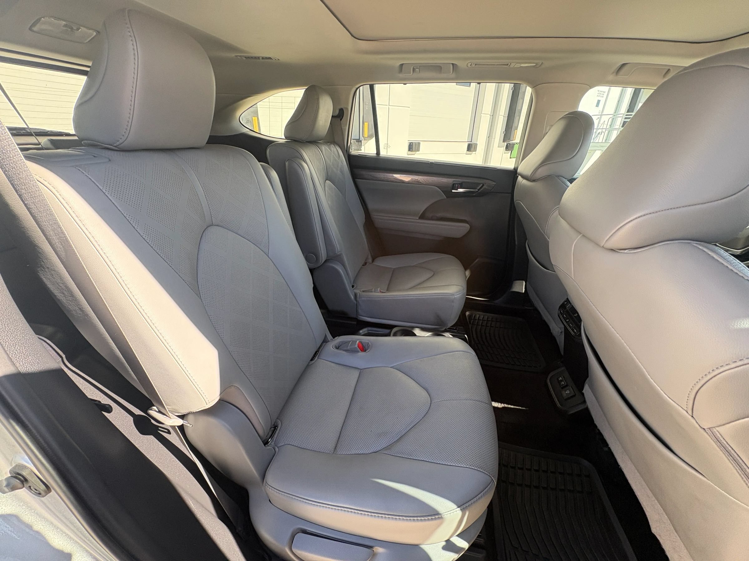 Used 2021 Toyota Highlander Platinum FWD image 35