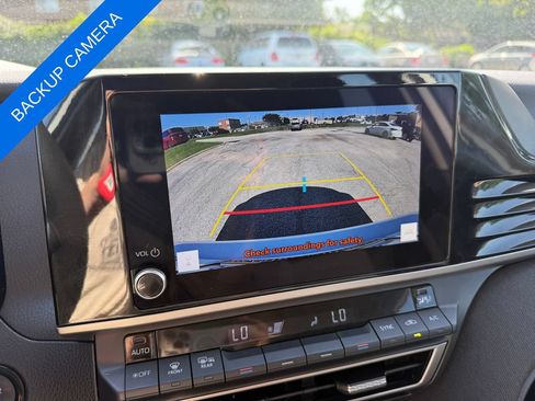 Used 2025 Toyota Camry LE FWD image 5