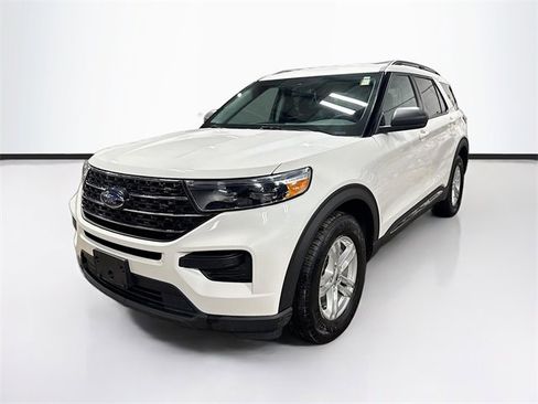 Used 2022 Ford Explorer XLT image 3