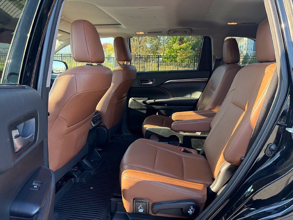 Used 2018 Toyota Highlander Limited AWD/4WD image 10