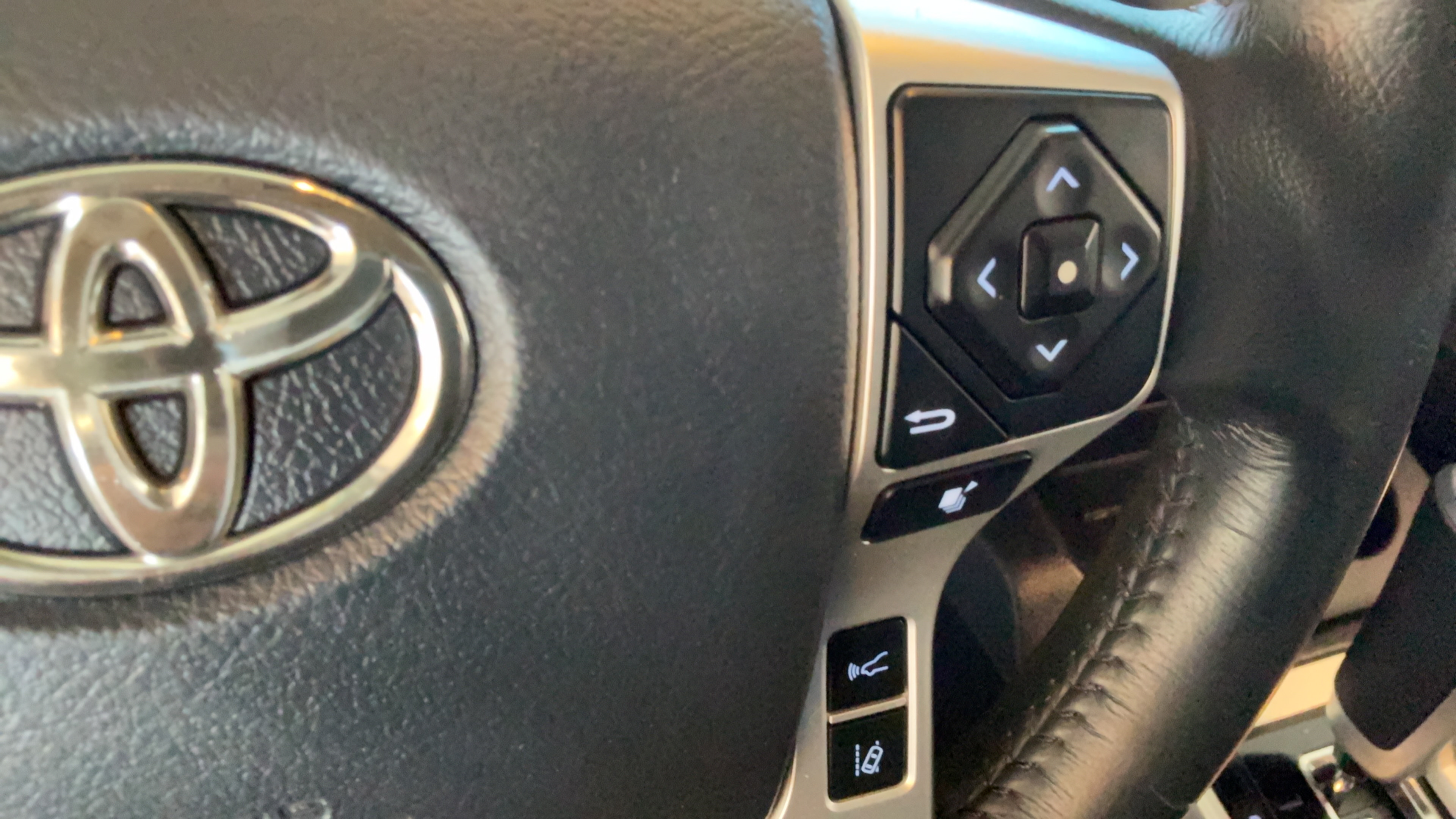 Used 2018 Toyota Tundra Limited w/ Limited Premium Package AWD/4WD image 17