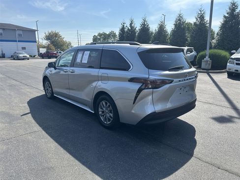 Used 2024 Toyota Sienna XLE image 6