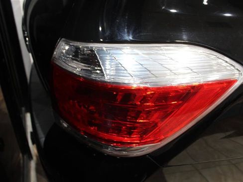 Used 2012 Toyota Highlander Limited w/ Tow Pkg AWD/4WD image 11