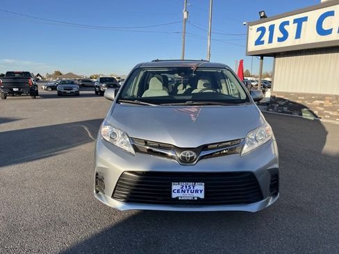 Used 2020 Toyota Sienna LE image 2
