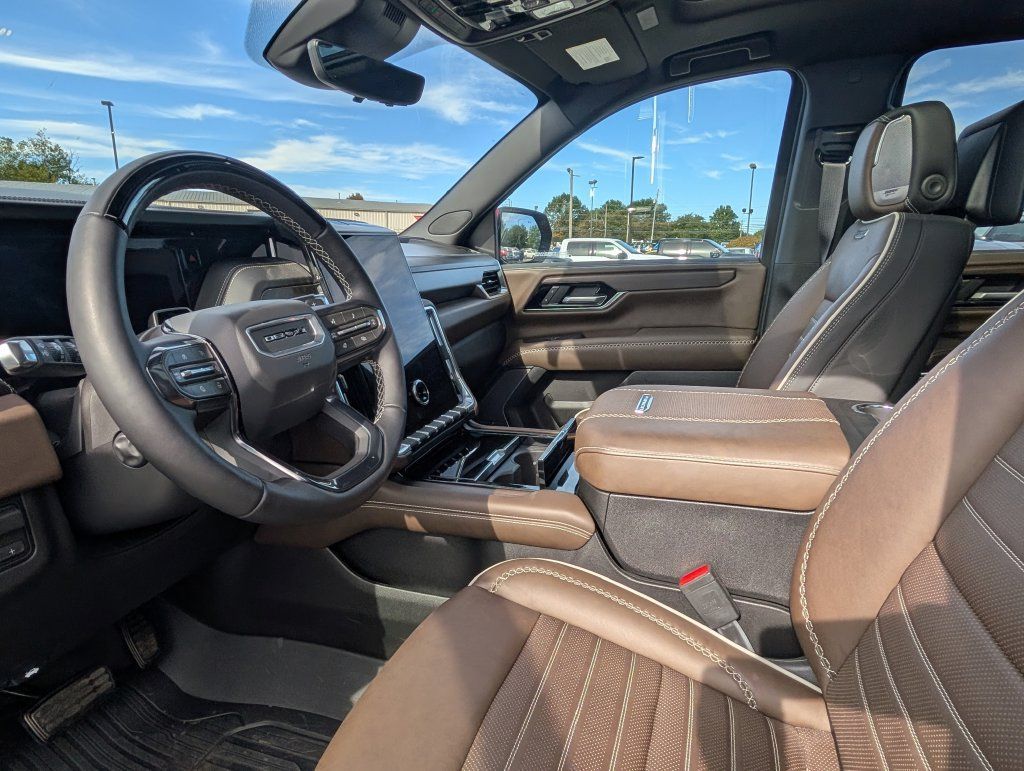 Used 2026 GMC Yukon XL Denali Ultimate w/ LPO, Floor Liner Package AWD/4WD image 11