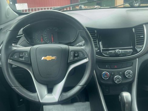 Used 2022 Chevrolet Trax LT w/ LT Convenience Package AWD/4WD image 4