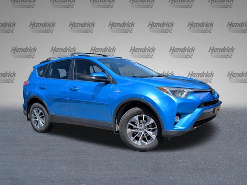Used 2018 Toyota RAV4 XLE AWD/4WD image 2