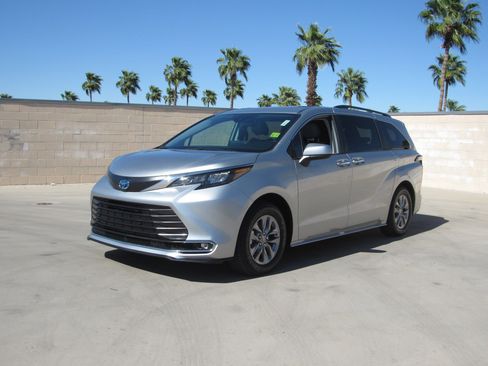 Used 2024 Toyota Sienna XLE image 5