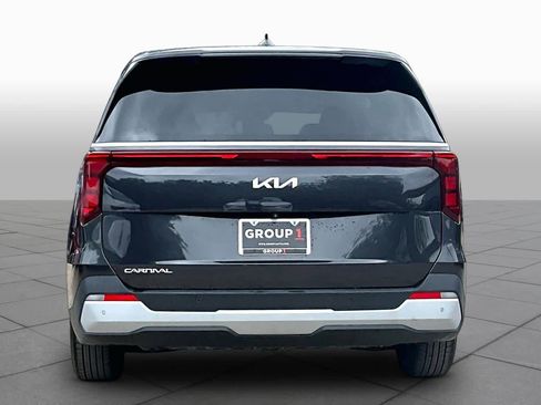 Used 2025 Kia Carnival FWD image 5