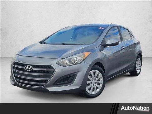 Used 2017 Hyundai Elantra GT image 1
