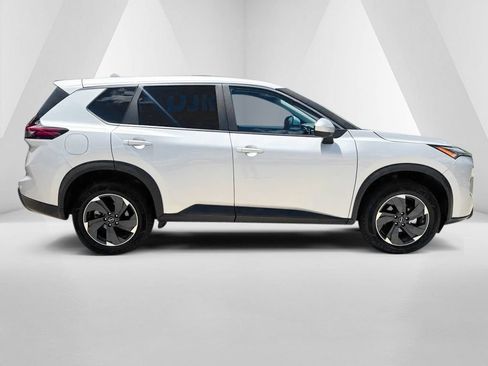 Used 2024 Nissan Rogue SV FWD image 8