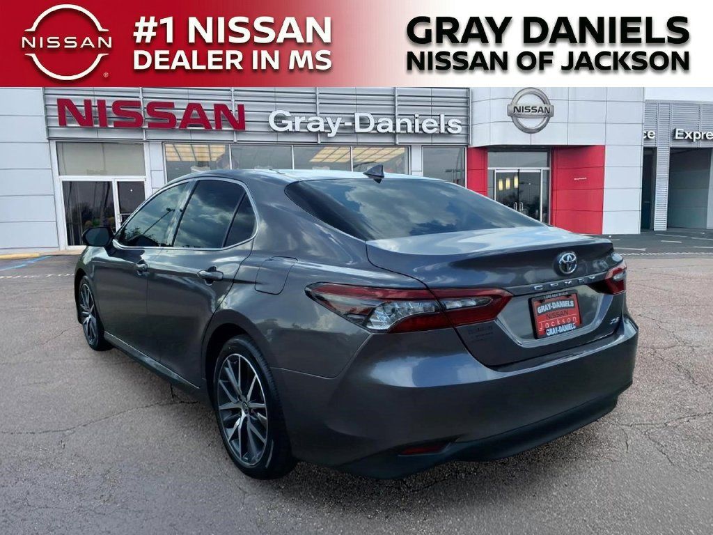 Used 2022 Toyota Camry XLE FWD image 5