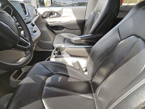 Used 2024 Chrysler Pacifica Touring-L image 9