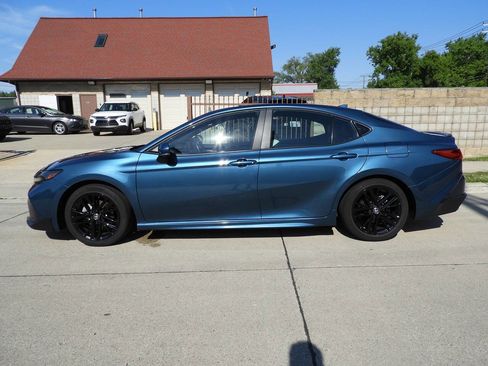 Used 2025 Toyota Camry SE FWD image 7