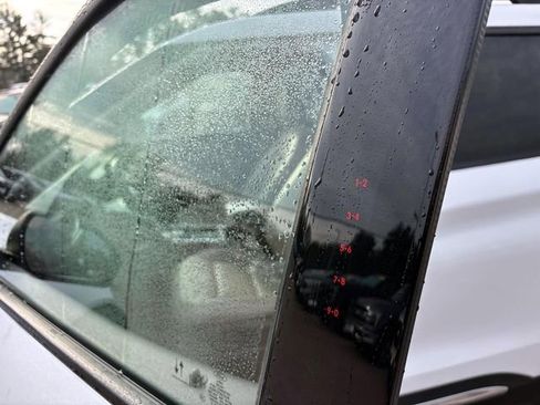 Used 2022 Ford Explorer XLT w/ Equipment Group 202A image 8