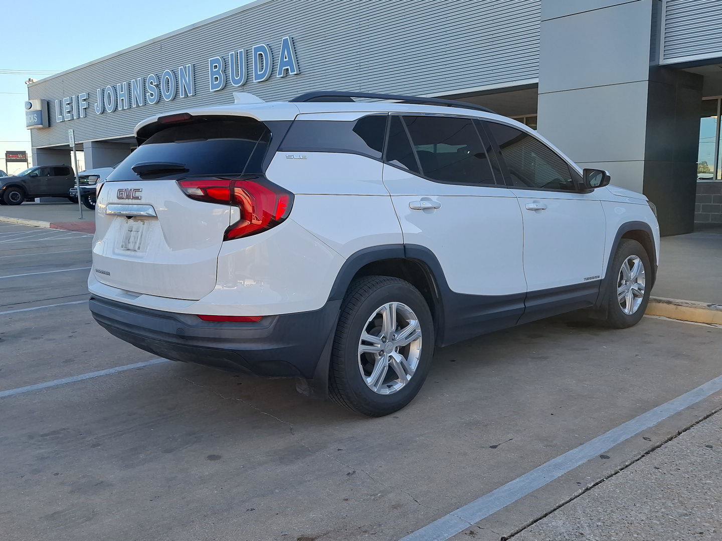Used 2018 GMC Terrain SLE w/ Driver Convenience Package FWD image 8