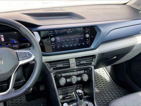 Certified 2024 Volkswagen Taos SE w/ Panoramic Sunroof Package image 5