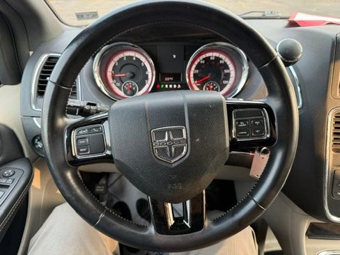 Used 2019 Dodge Grand Caravan SXT FWD image 12