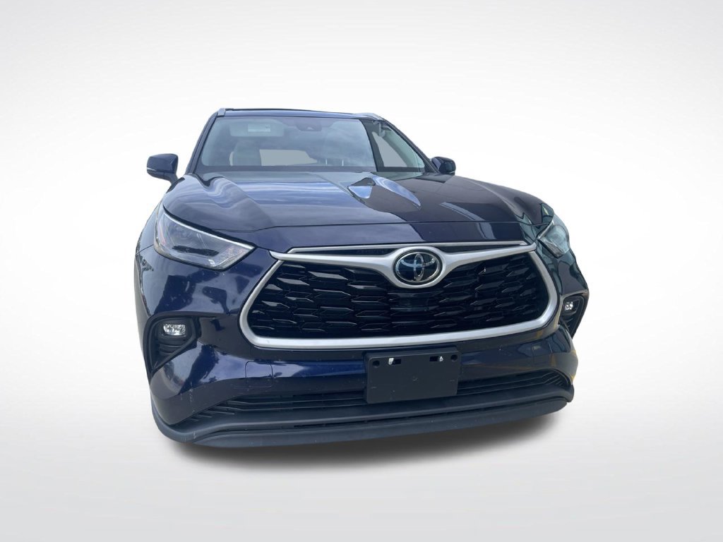 Used 2022 Toyota Highlander XLE FWD image 3