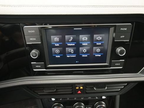 Used 2024 Volkswagen Jetta SE FWD image 3