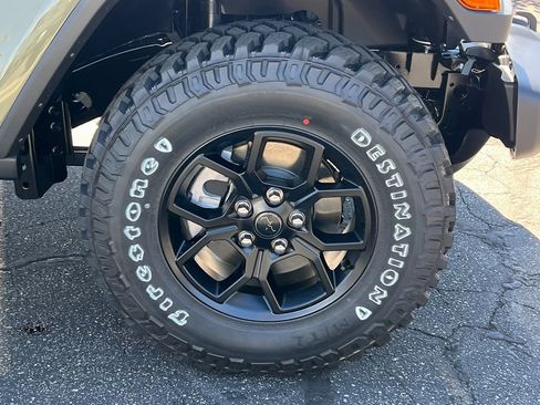 New 2025 Jeep Gladiator Willys image 10