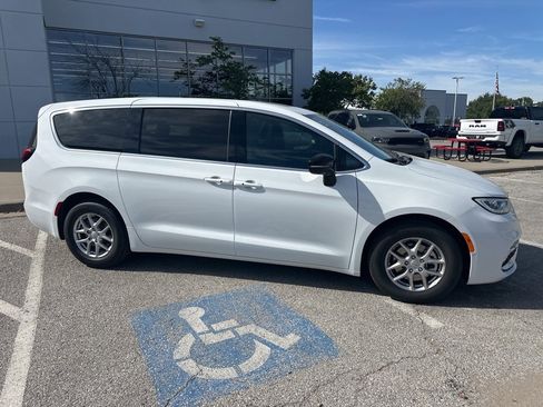 New 2026 Chrysler Pacifica Select image 37