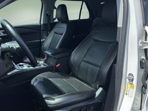Used 2021 Ford Explorer Limited w/ Equipment Group 301A AWD/4WD image 10