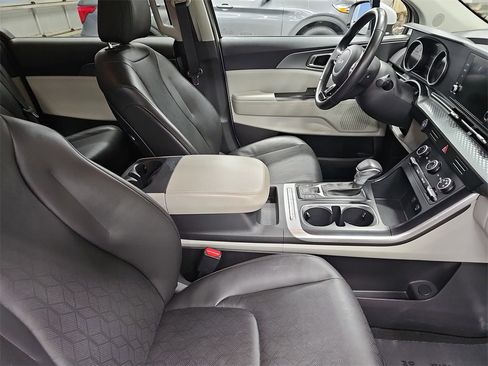 Used 2024 Kia Carnival LX image 10