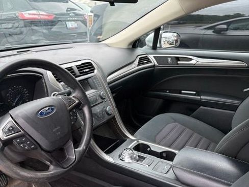 Used 2017 Ford Fusion SE FWD image 9