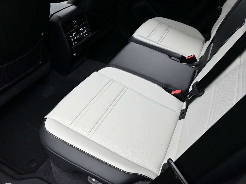 Certified 2025 Porsche Cayenne E-Hybrid AWD/4WD image 15