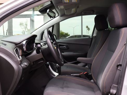 Used 2020 Chevrolet Trax LS FWD image 38
