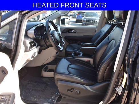 Used 2024 Chrysler Pacifica Touring-L FWD image 3