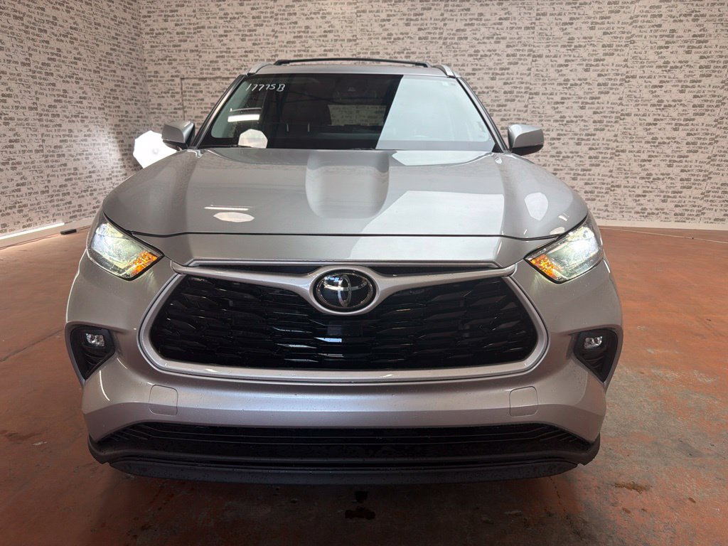 Used 2023 Toyota Highlander XLE FWD image 2