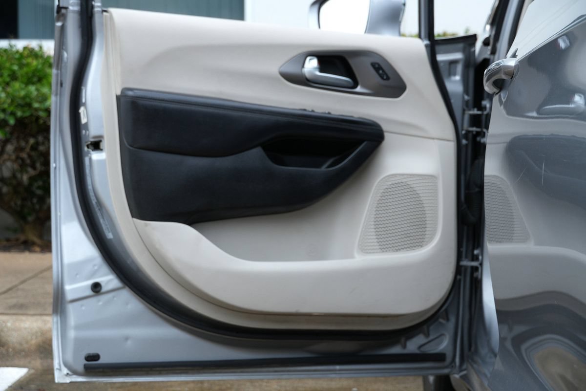 Used 2018 Chrysler Pacifica Limited FWD image 37