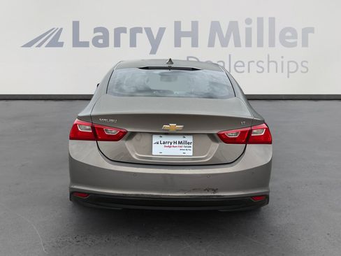 Used 2017 Chevrolet Malibu LT w/ Leather Package FWD image 4