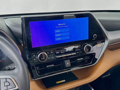 Used 2024 Toyota Highlander Platinum image 16