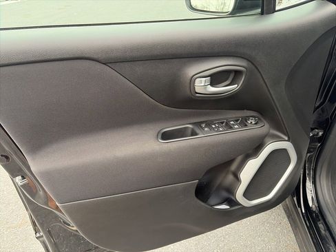 Used 2019 Jeep Renegade Latitude w/ Popular Equipment Group image 16