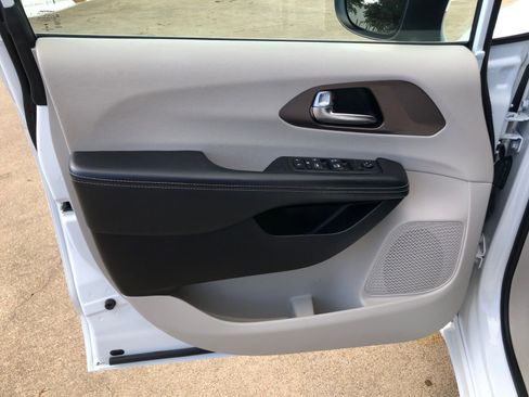 Used 2021 Chrysler Voyager LX image 10