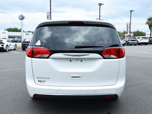 Used 2020 Chrysler Pacifica Touring-L FWD image 7