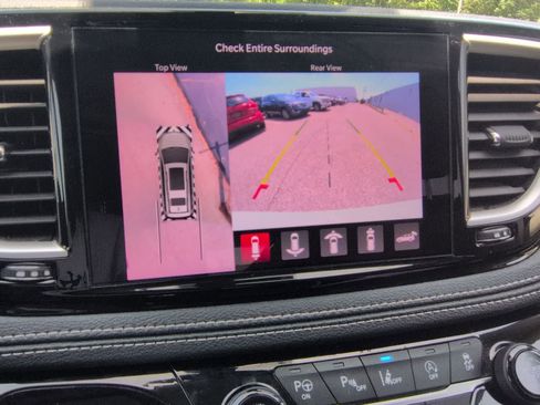 Used 2023 Chrysler Pacifica Touring-L FWD image 29