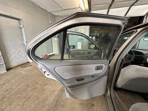 Used 2000 Nissan Altima XE FWD image 24