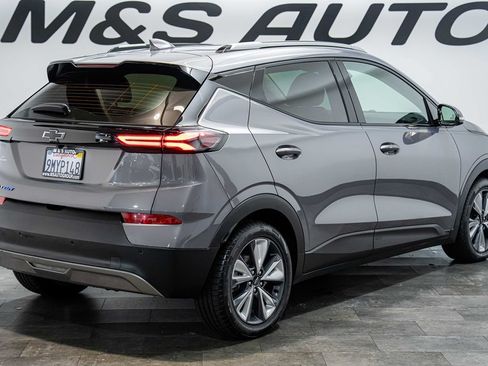 Used 2023 Chevrolet Bolt EUV LT w/ Convenience Package FWD image 4