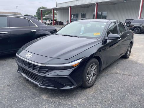 Used 2024 Hyundai Elantra SE FWD image 2