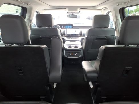 Certified 2025 Ford Expedition Active AWD/4WD image 30