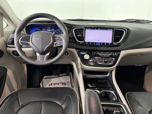 Used 2024 Chrysler Pacifica Limited image 46