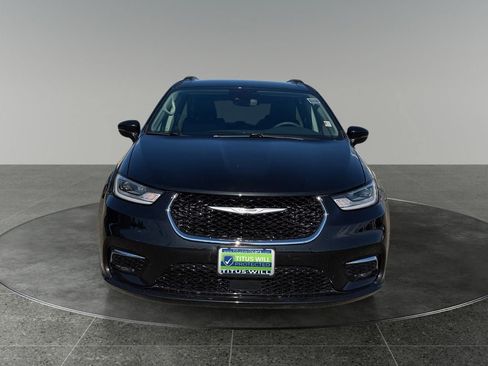 Used 2022 Chrysler Pacifica Touring-L FWD image 2